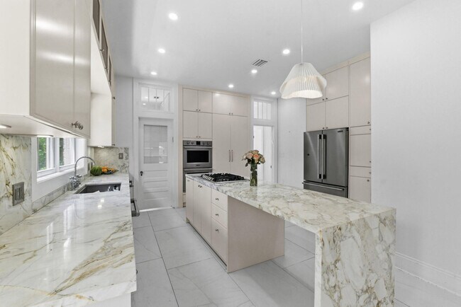 Building Photo - 1615 Monroe St