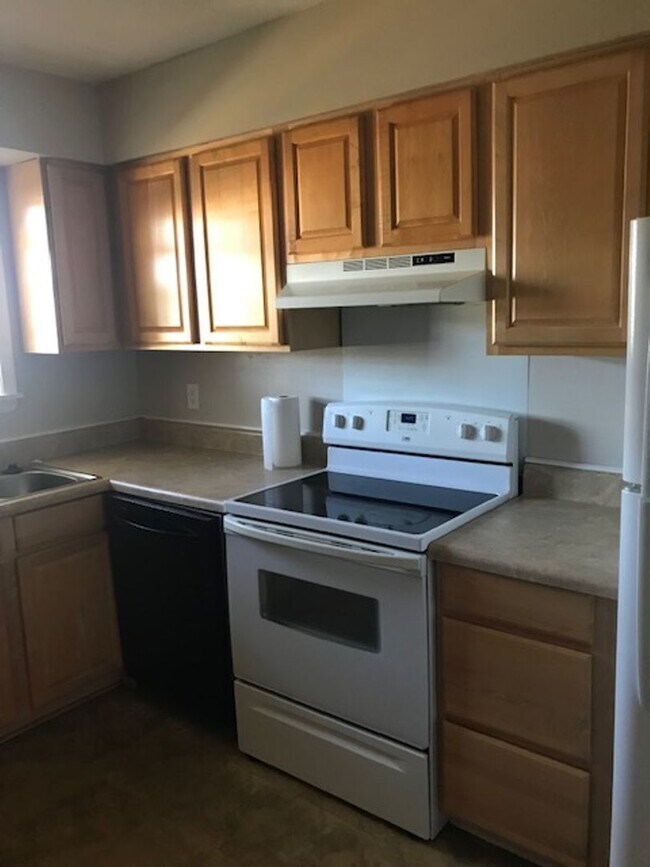 Building Photo - MOVE IN SPECIAL!!-Available 1 Bedroom Apar...
