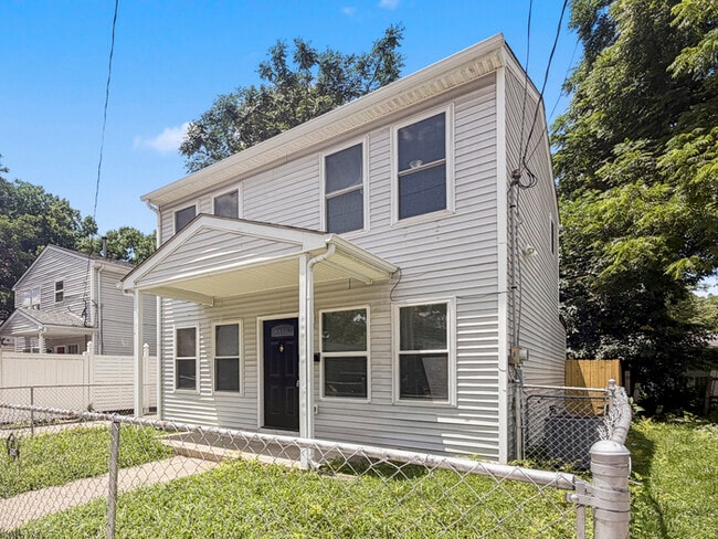 Building Photo - 425 Hawkins Ave