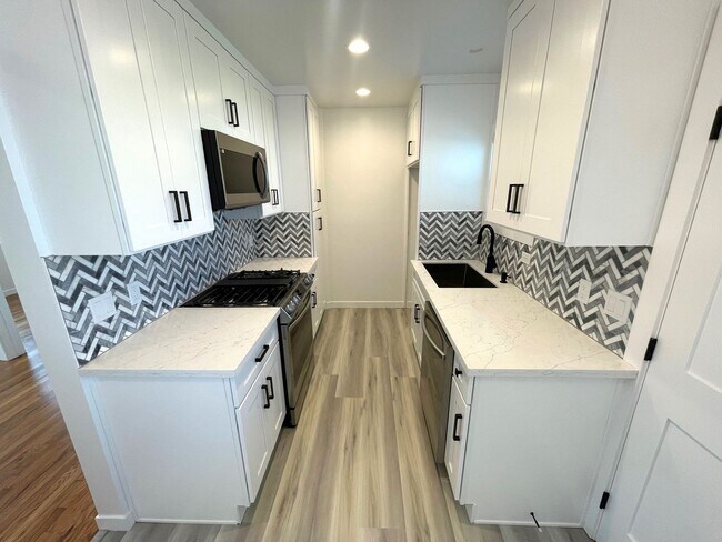 Building Photo - Remodeled Midtown Apartment- AC and Washer/Dryer!