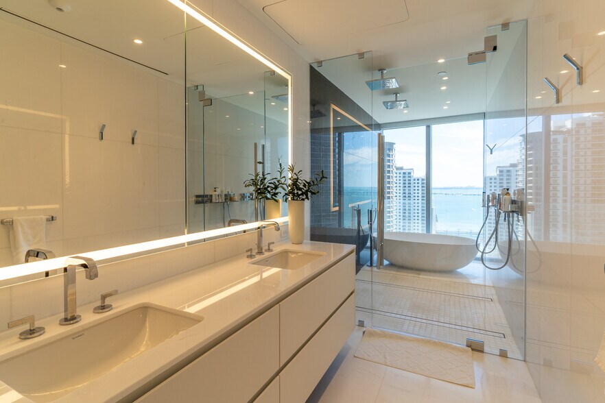 Building Photo - 300 Biscayne Boulevard Way