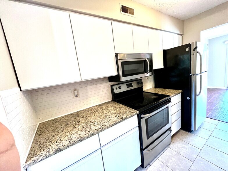 Building Photo - 3660 Walden Dr