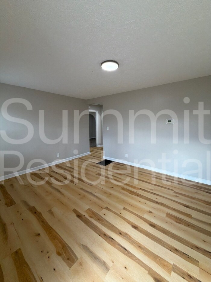 Building Photo - 3005 Linwood Ave