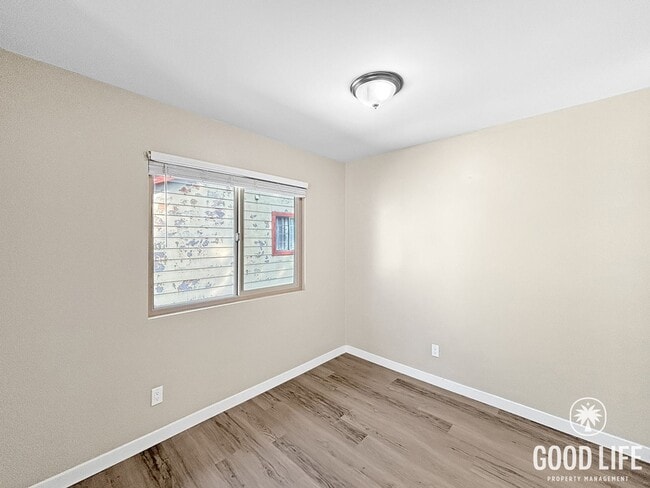 Building Photo - Stunning 3BD/2BA 2nd Floor Condo in Chula Vista W/ A/C, W/D, 2 Balconies, Community Pool & Spa!