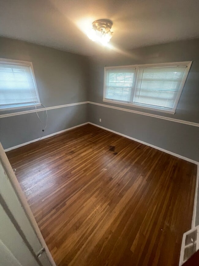 Building Photo - 3 Bed 1 Bath Singe Family Home Ready for Move in!!