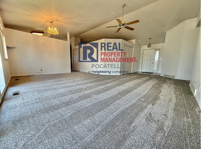 Building Photo - Beautiful 4 bed 2 1/2 bath - 3 car garage