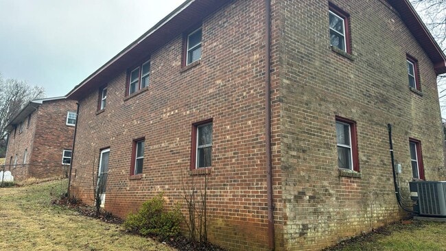 Building Photo - 305 N Franklin St