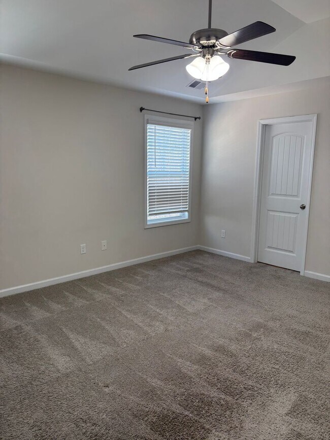 Building Photo - 5 bedroom 3 bath home in Pocalla Springs