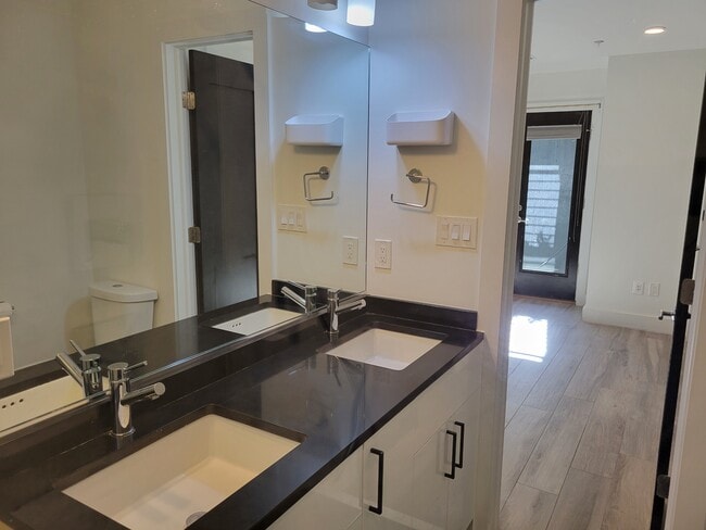 Building Photo - 724 Taylor St NW