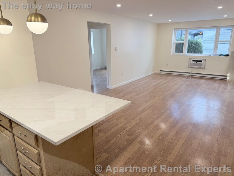 Building Photo - 104 Trowbridge St