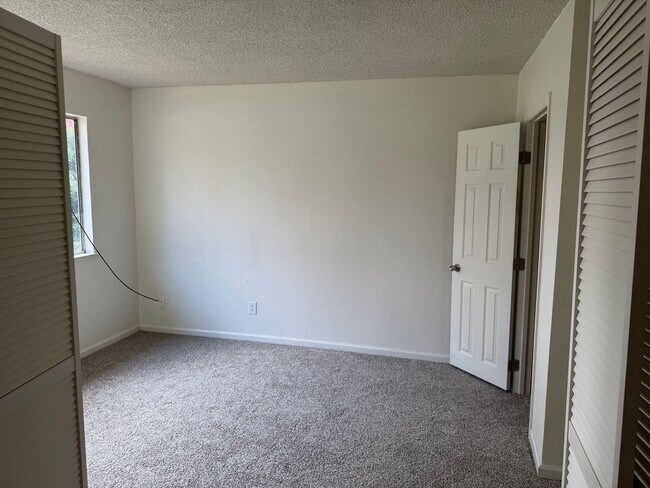 Building Photo - 4 bed 2 bath in Merced available now