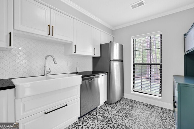 Building Photo - 1104 Pine Heights Dr NE