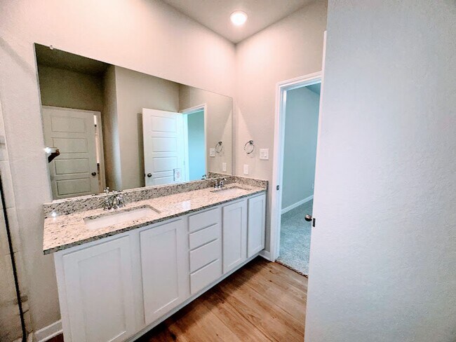 Building Photo - Beautiful Duplex Available In Emma Park!