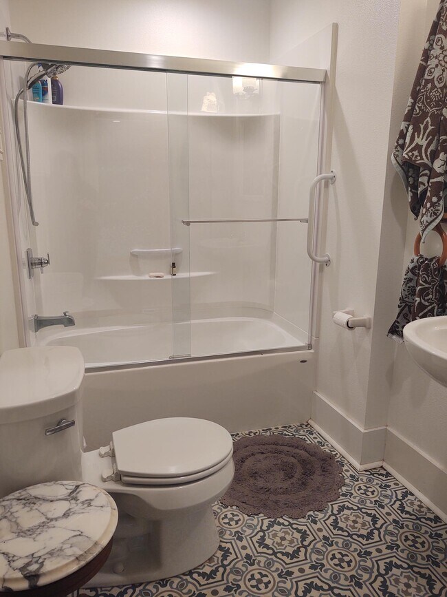 Building Photo - 9727 Lake Shore Blvd NE