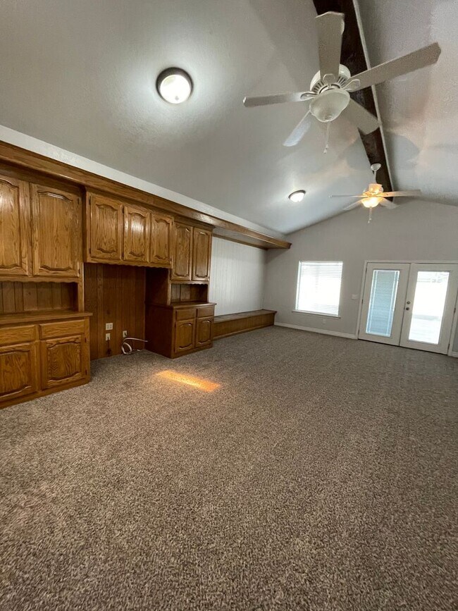 Building Photo - Spacious home in Tulare coming soon!