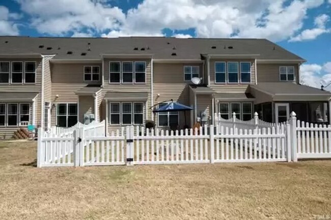 Building Photo - Townhome in Flowers Plantation with Water ...