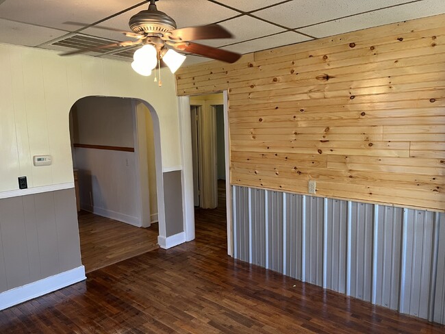 Building Photo - 2-Bedroom with Hardwood Floors in Stillwat...