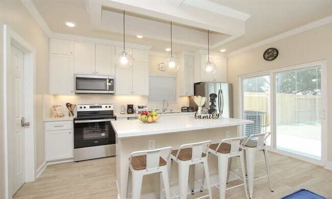 Building Photo - 3537 Mt Pleasant St