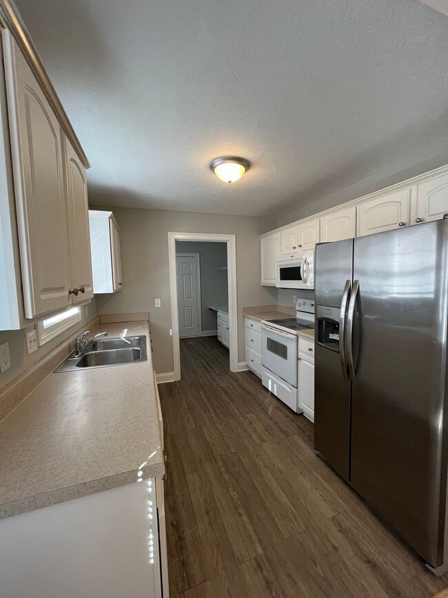 Building Photo - Now Leasing! Move In Ready home with 2 car garage and fenced in backyard!