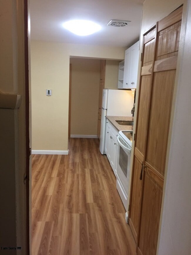 Building Photo - 12 Colonial Village Dr