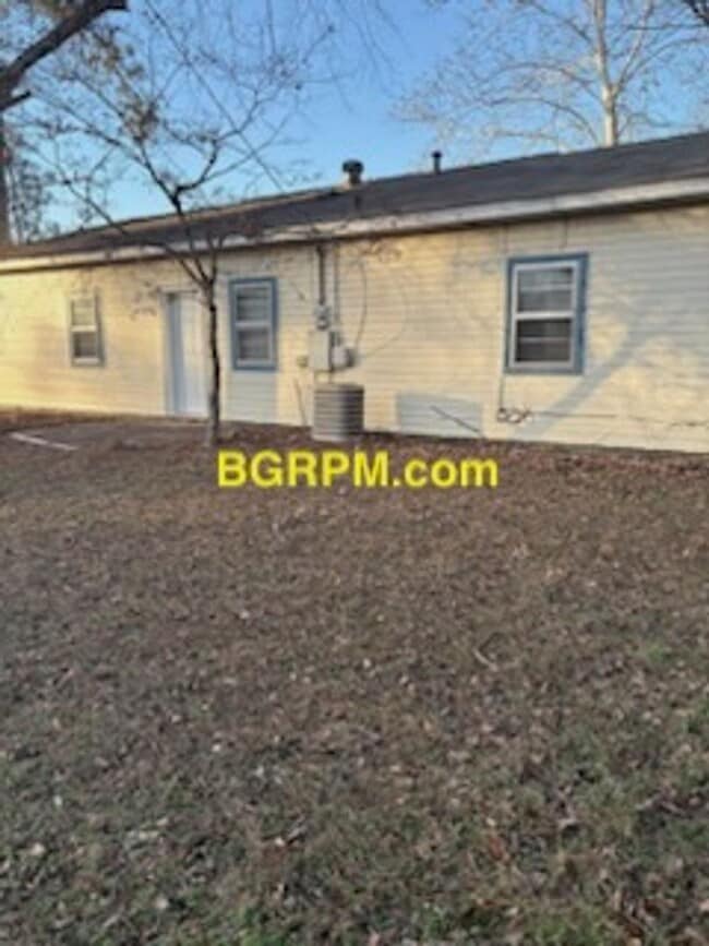 Building Photo - 3 BD, 1 1/2 BA, Home in Sherwood