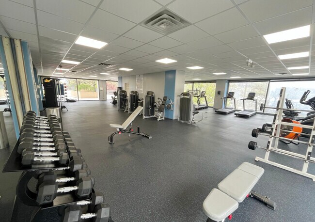 Building Photo - 4343 N Clarendon Ave