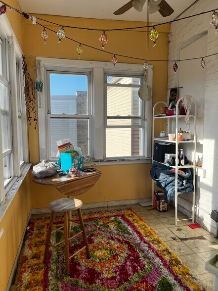 enclosed porch - 3704 N Magnolia Ave