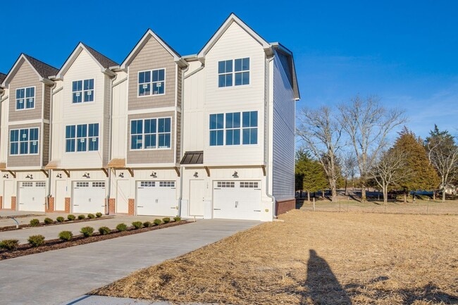 Building Photo - Townhome For Lease