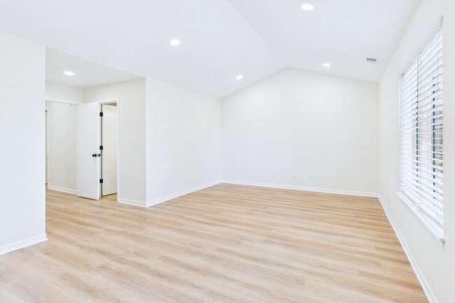 Building Photo - 3 Charlotte Cir