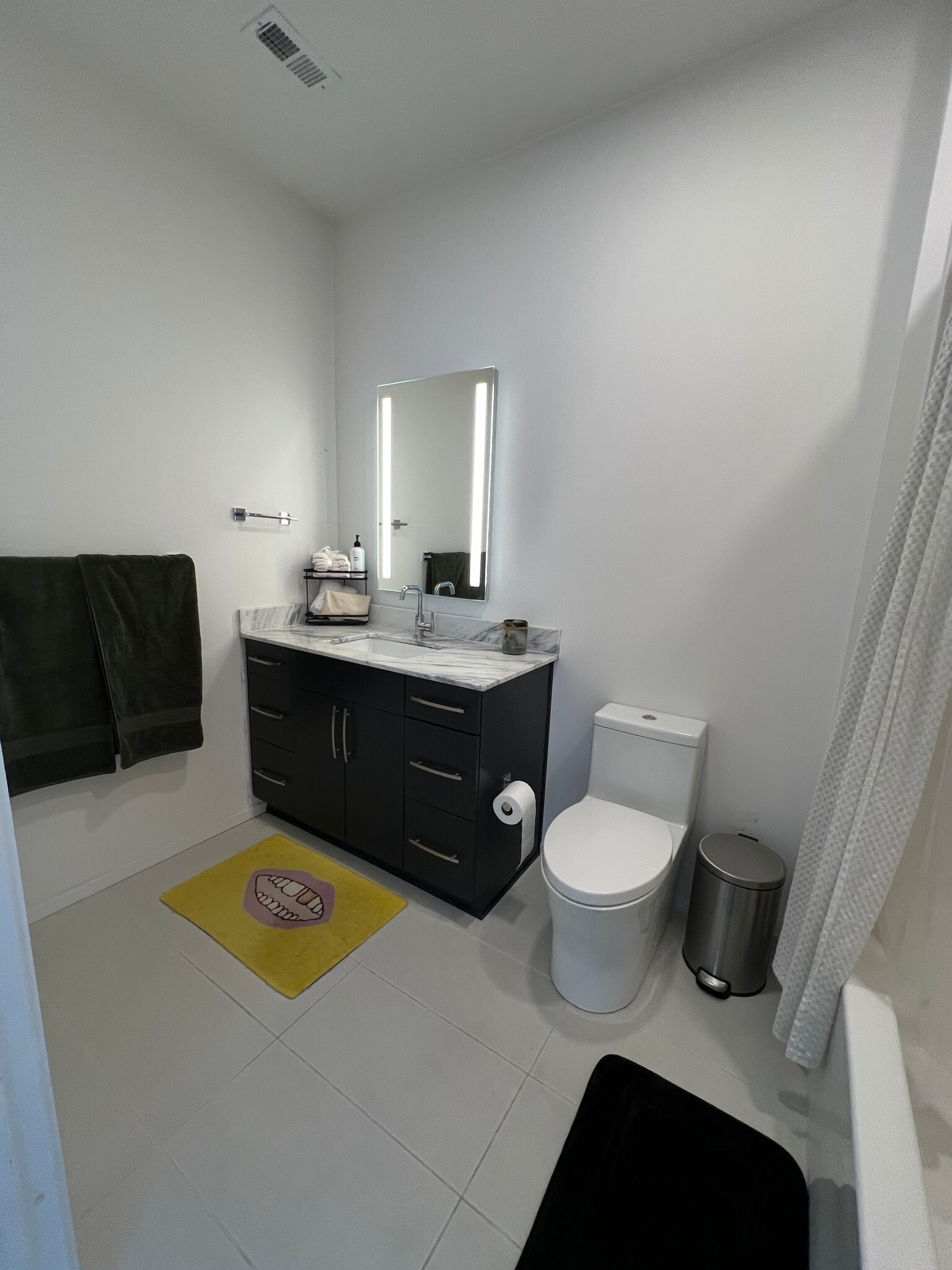 Bathroom, marble counters - 806 Olympic St