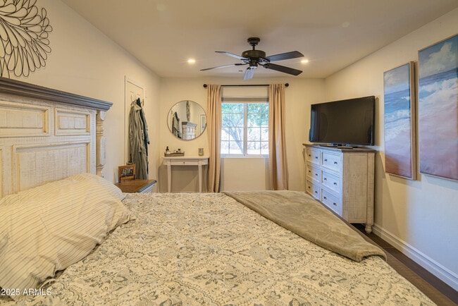 Building Photo - 1909 E Bethany Home Rd