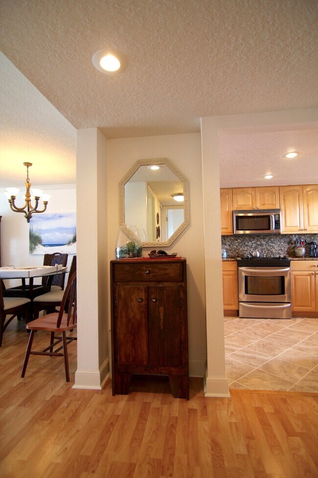 Building Photo - Gorgeous Furnished Direct Ocean Condo in Indialantic