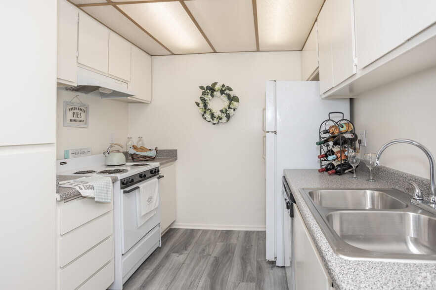 1BR, 1BA - 700SF - Kitchen - Brookside