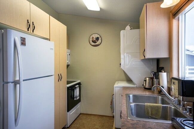 Building Photo - Pet Friendly! 1 bedroom w/ utilities & internet included! (Avail. Sept thru May only)