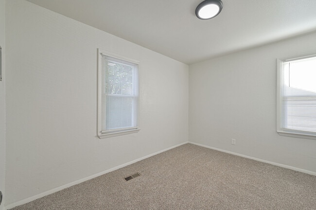 Building Photo - 4013 Mallard Dr