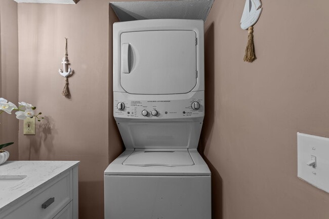 Building Photo - 1356 Glenns Bay Rd