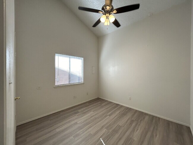 Building Photo - Spacious 2-bedroom duplex in vibrant Lubbock!