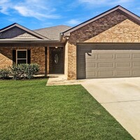 Building Photo - Cozy 3 Bed 2 Bath Available in May! Call N...