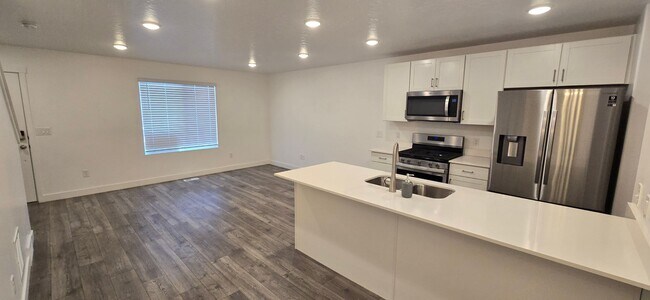 Building Photo - 3 Bed 2 Bath Townhouse in Lehi!!