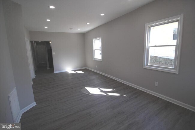 Building Photo - 5522 Addison Rd