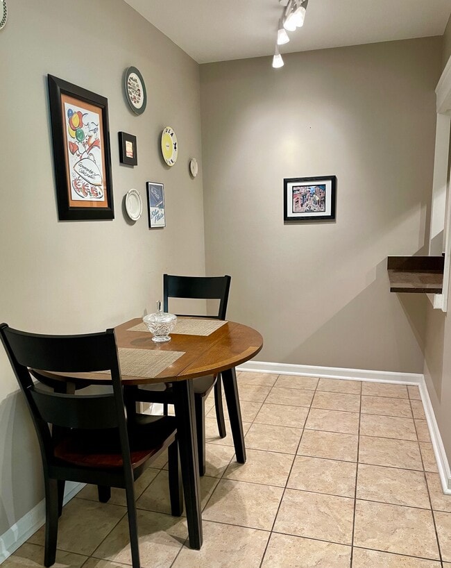 Building Photo - 900 S Hanley Rd