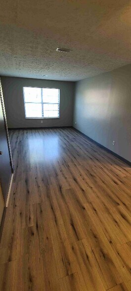 Building Photo - 573 Irving Wick Dr E