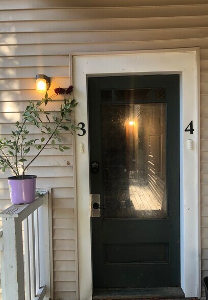 Building Photo - 100 College St