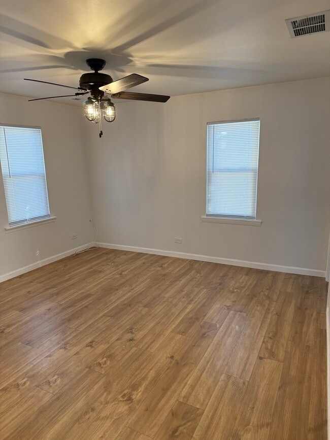 Building Photo - 380 Ivanhoe Rd