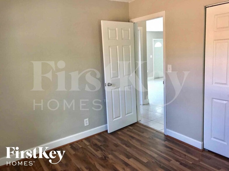 Building Photo - 3057 SW 2nd St