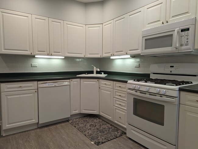 Building Photo - 5650 N Spaulding Ave