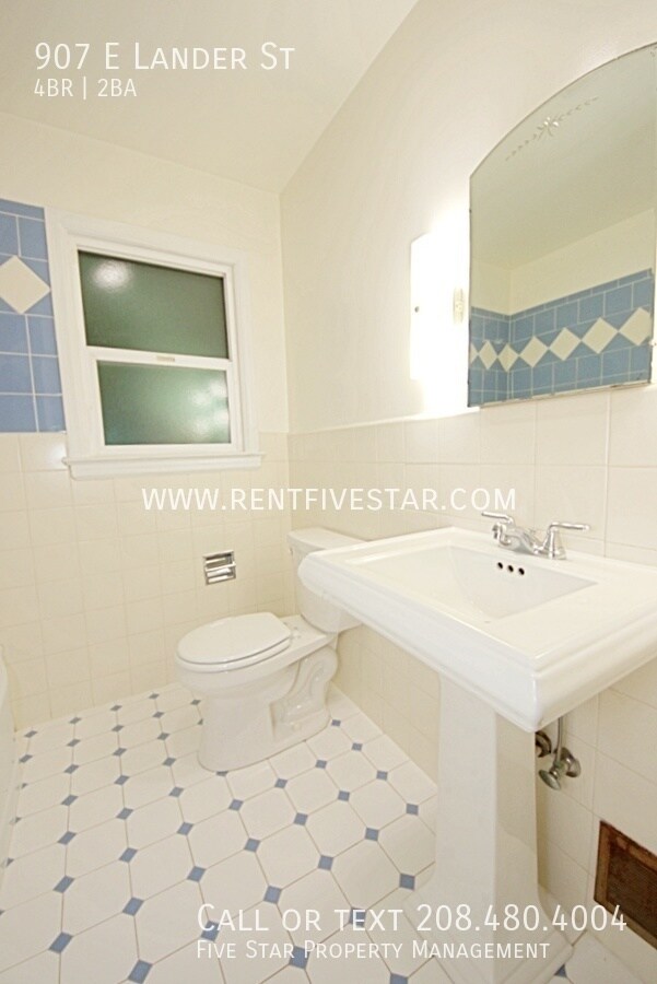 Building Photo - Home Available in University Area! This 4 ...