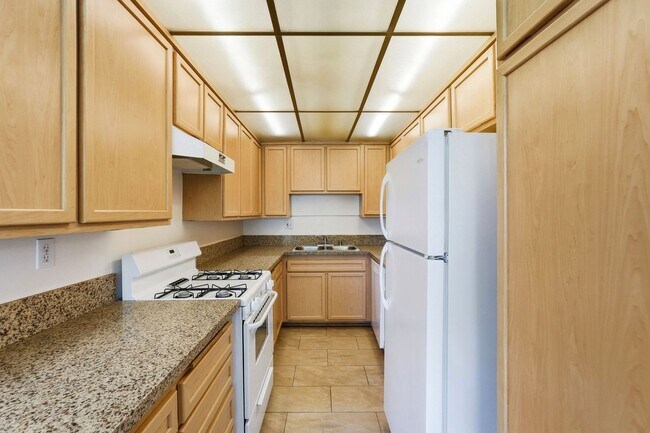 Building Photo - FIRST FLOOR 2BR + 2BA CONDO IN PASADENA!