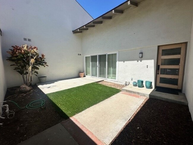 Building Photo - Stylish Camarillo Retreat for Lease