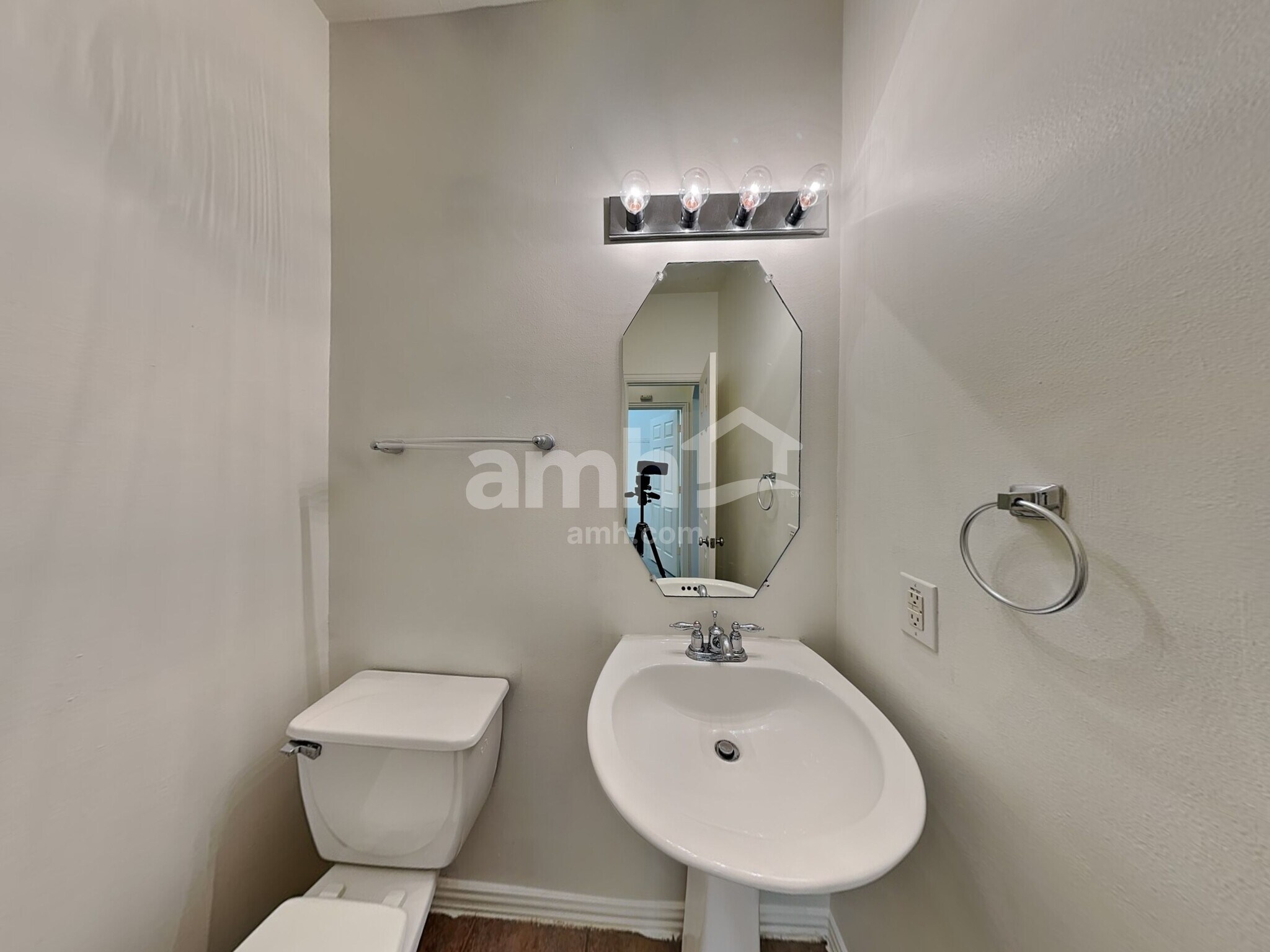 Building Photo - 2610 Dawn River Ln